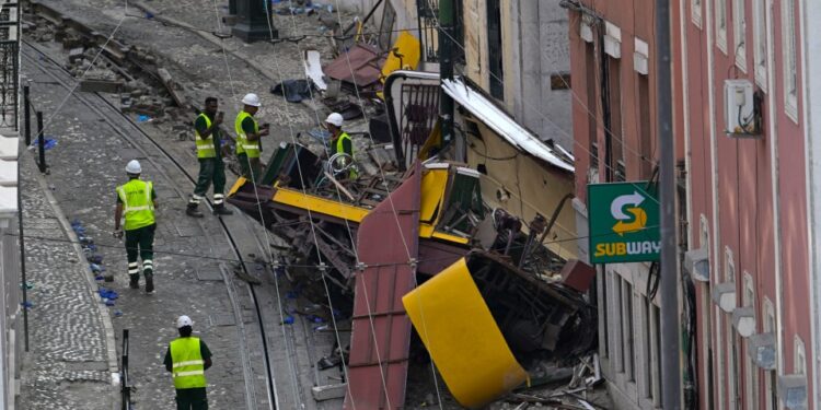 Lisboa, Portugal - 04 de septiembre: el personal de Carris inspecciona el funicular de Gloria Wrecked el 04 de septiembre de 2025 en Lisboa, Portugal. Diecisiete personas murieron y alrededor de 20 resultaron heridas cuando un automóvil en el funicular de Glória se descarriló en Lisboa. La icónica línea de ferrocarril funicular, también llamada Elevador da Glória, conecta la plaza Restauradores de Lisboa con el vecindario de Bairro Alto a través de una subida de 275 metros (900 pies) y es popular entre los turistas. (Foto de Horacio Villalobos/Getty Images)
