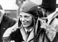 Amelia Earhart posa para fotos después de su vuelo transatlántico.