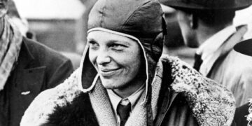 Amelia Earhart posa para fotos después de su vuelo transatlántico.