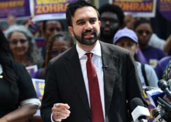 El candidato a la alcaldía de la ciudad de Nueva York, Zohran Mamdani, habla durante una conferencia de prensa fuera del Edificio Federal Jacob K. Javits el 7 de agosto de 2025 en la ciudad de Nueva York.