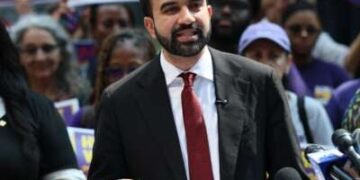 El candidato a la alcaldía de la ciudad de Nueva York, Zohran Mamdani, habla durante una conferencia de prensa fuera del Edificio Federal Jacob K. Javits el 7 de agosto de 2025 en la ciudad de Nueva York.