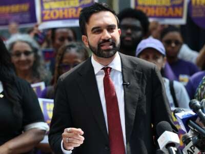 El candidato a la alcaldía de la ciudad de Nueva York, Zohran Mamdani, habla durante una conferencia de prensa fuera del Edificio Federal Jacob K. Javits el 7 de agosto de 2025 en la ciudad de Nueva York.