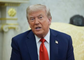 El presidente Donald Trump hablando en una reunión.