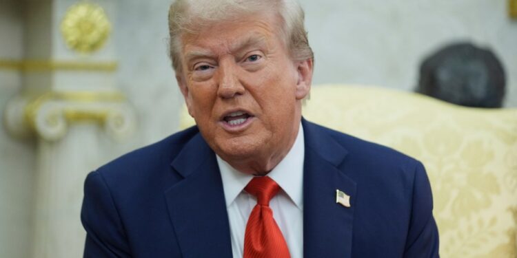 El presidente Donald Trump hablando en una reunión.