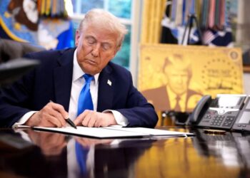 Trump agrega una tarifa de $ 100,000 por visas H-1B, lanza una nueva visa de 'tarjeta de oro'