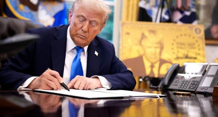 Trump agrega una tarifa de $ 100,000 por visas H-1B, lanza una nueva visa de 'tarjeta de oro'