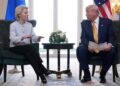 El presidente Donald Trump, y la presidenta de la Comisión Europea, Ursula von der Leyen (L), hablan después de llegar a un acuerdo comercial en el campo de golf de Trump Turnberry en Escocia el 27 de julio de 2025. (Foto de Jacquelyn Martin/AP)