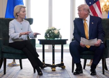El presidente Donald Trump, y la presidenta de la Comisión Europea, Ursula von der Leyen (L), hablan después de llegar a un acuerdo comercial en el campo de golf de Trump Turnberry en Escocia el 27 de julio de 2025. (Foto de Jacquelyn Martin/AP)