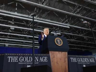 El presidente Donald Trump habla durante una manifestación en Macomb Community College el 29 de abril de 2025, en Warren, Michigan.