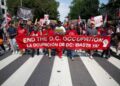 Los manifestantes tienen un banner mientras participan en el "Todos somos DC" Marcha nacional en solidaridad con las comunidades de DC y pidiendo el fin del despliegue de tropas de la Guardia Nacional en Washington, DC, el 6 de septiembre de 2025.