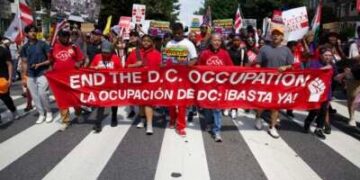 Los manifestantes tienen un banner mientras participan en el "Todos somos DC" Marcha nacional en solidaridad con las comunidades de DC y pidiendo el fin del despliegue de tropas de la Guardia Nacional en Washington, DC, el 6 de septiembre de 2025.