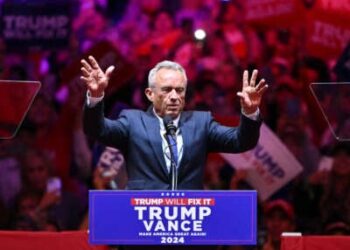 El ex candidato presidencial Robert F. Kennedy Jr. habla durante una manifestación de campaña para Donald Trump en el Madison Square Garden en Nueva York el 27 de octubre de 2024.