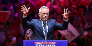 El ex candidato presidencial Robert F. Kennedy Jr. habla durante una manifestación de campaña para Donald Trump en el Madison Square Garden en Nueva York el 27 de octubre de 2024.