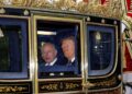 El rey Carlos III y el presidente de los Estados Unidos, Donald Trump, se sientan en un carruaje durante una procesión a través del castillo de Windsor durante la visita estatal del presidente de los Estados Unidos de América en Windsor, Inglaterra, el 17 de septiembre de 2025. (Foto de Toby Melville - WPA Pool/Getty Images)