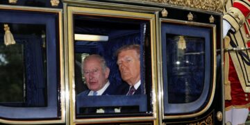 El rey Carlos III y el presidente de los Estados Unidos, Donald Trump, se sientan en un carruaje durante una procesión a través del castillo de Windsor durante la visita estatal del presidente de los Estados Unidos de América en Windsor, Inglaterra, el 17 de septiembre de 2025. (Foto de Toby Melville - WPA Pool/Getty Images)