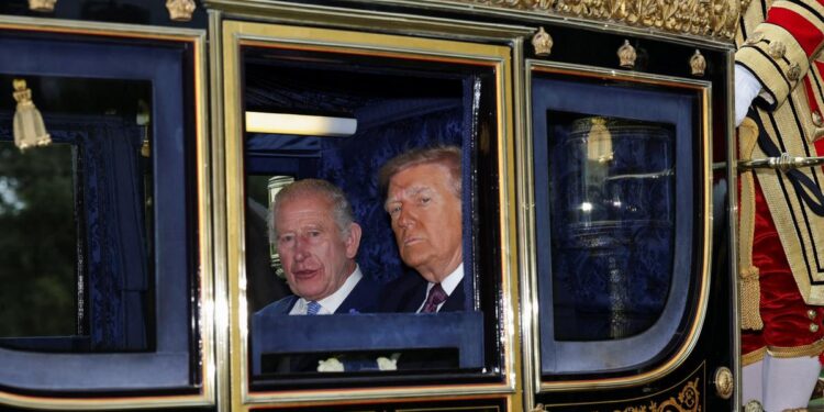 El rey Carlos III y el presidente de los Estados Unidos, Donald Trump, se sientan en un carruaje durante una procesión a través del castillo de Windsor durante la visita estatal del presidente de los Estados Unidos de América en Windsor, Inglaterra, el 17 de septiembre de 2025. (Foto de Toby Melville - WPA Pool/Getty Images)