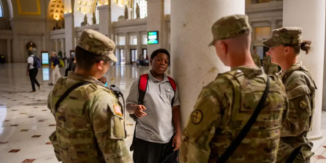 Miembros de la Guardia Nacional Chat con jóvenes visitantes de Union Station en Washington el 8 de septiembre de 2025. (Andrew Harnik/Getty Images)