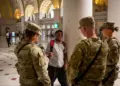 Miembros de la Guardia Nacional Chat con jóvenes visitantes de Union Station en Washington el 8 de septiembre de 2025. (Andrew Harnik/Getty Images)