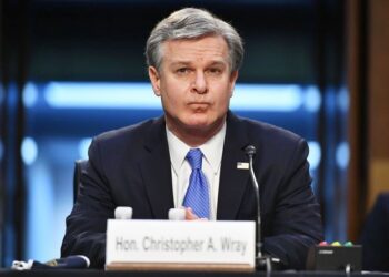 Trump dice que "se imagina" al DOJ está investigando al ex director de FBI Wray