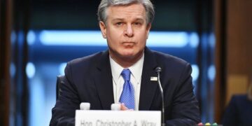 Trump dice que "se imagina" al DOJ está investigando al ex director de FBI Wray