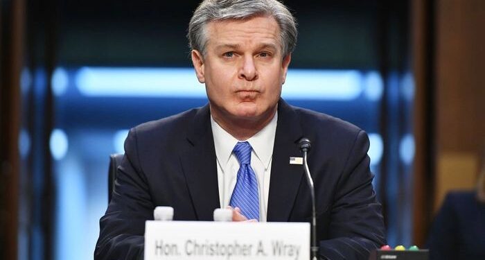 Trump dice que "se imagina" al DOJ está investigando al ex director de FBI Wray