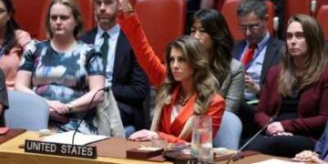 El enviado adjunto del Medio Oriente de los Estados Unidos Morgan Ortago (C) plantea su mano para vetar un borrador de resolución durante una reunión del Consejo de Seguridad de las Naciones Unidas sobre la situación en Gaza, en la sede de la ONU en Nueva York el 18 de septiembre de 2025.