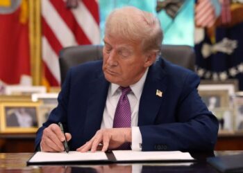 Trump firma la orden en publicidad directa al consumidor