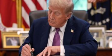 Trump firma la orden en publicidad directa al consumidor