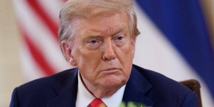 Primer plano de Donald Trump en una reunión.