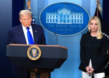 Trump insta a Bondi a tomar medidas contra Comey, Schiff, James