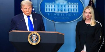 Trump insta a Bondi a tomar medidas contra Comey, Schiff, James