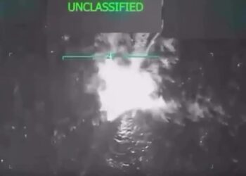 Imágenes de visión nocturna de una huelga militar en el mar.
