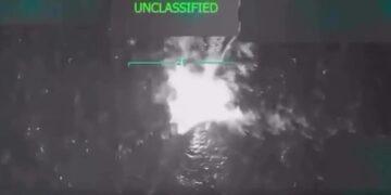 Imágenes de visión nocturna de una huelga militar en el mar.