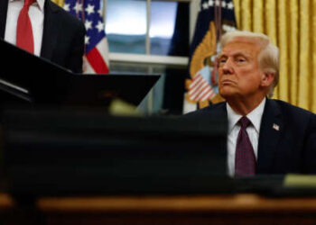 El presidente Donald Trump firma órdenes ejecutivas en la Oficina Oval el 20 de enero de 2025 en Washington, DC