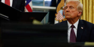 El presidente Donald Trump firma órdenes ejecutivas en la Oficina Oval el 20 de enero de 2025 en Washington, DC