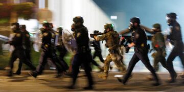 Los agentes de ICE cobran hacia manifestantes fuera de un centro de detención en Portland, Oregon.