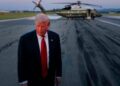 El presidente Donald Trump habla con los periodistas cerca de Air Force One en el Aeropuerto Internacional de Lehigh Valley el 03 de agosto de 2025 en Allentown, Pensilvania.