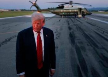 El presidente Donald Trump habla con los periodistas cerca de Air Force One en el Aeropuerto Internacional de Lehigh Valley el 03 de agosto de 2025 en Allentown, Pensilvania.