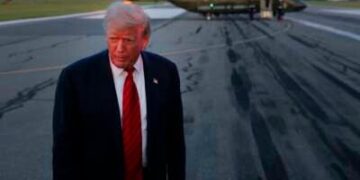 El presidente Donald Trump habla con los periodistas cerca de Air Force One en el Aeropuerto Internacional de Lehigh Valley el 03 de agosto de 2025 en Allentown, Pensilvania.