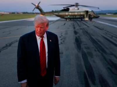 El presidente Donald Trump habla con los periodistas cerca de Air Force One en el Aeropuerto Internacional de Lehigh Valley el 03 de agosto de 2025 en Allentown, Pensilvania.