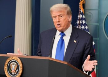 El presidente de los Estados Unidos, Donald Trump, habla con los medios de comunicación en un podio.