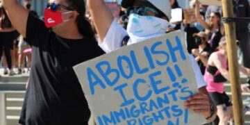 Un grupo de manifestantes anti-hielo se encuentra fuera del ayuntamiento de Long Beach, el 10 de junio de 2025.