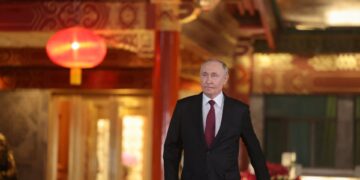 Vladimir Putin llegó para una conferencia de prensa en Beijing.
