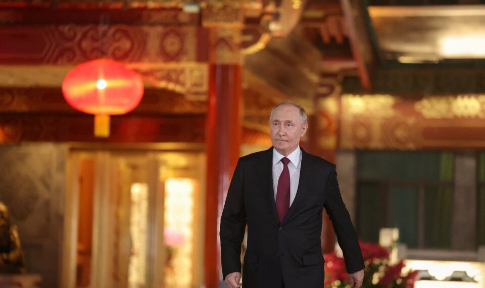 Vladimir Putin llegó para una conferencia de prensa en Beijing.