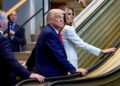Donald Trump y Melania Trump viajan en una escalera mecánica en la Asamblea General de las Naciones Unidas.