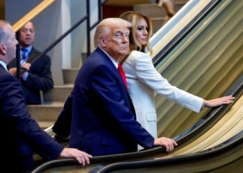 Donald Trump y Melania Trump viajan en una escalera mecánica en la Asamblea General de las Naciones Unidas.