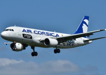 Air Corsica Avine en un aeropuerto Tarmac.