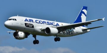 Air Corsica Avine en un aeropuerto Tarmac.