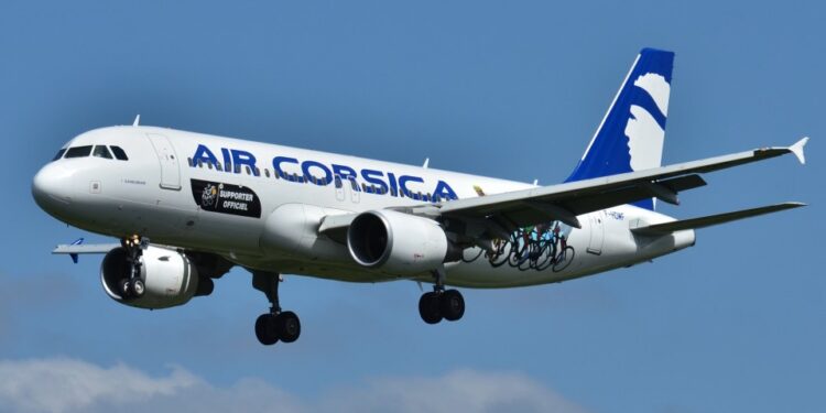 Air Corsica Avine en un aeropuerto Tarmac.