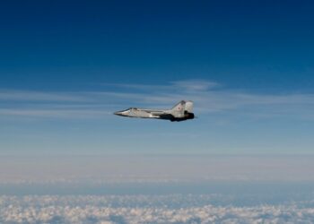 El avión de combate ruso MIG-31 vuela sobre el Mar Báltico después de violar el espacio aéreo de Estonia.